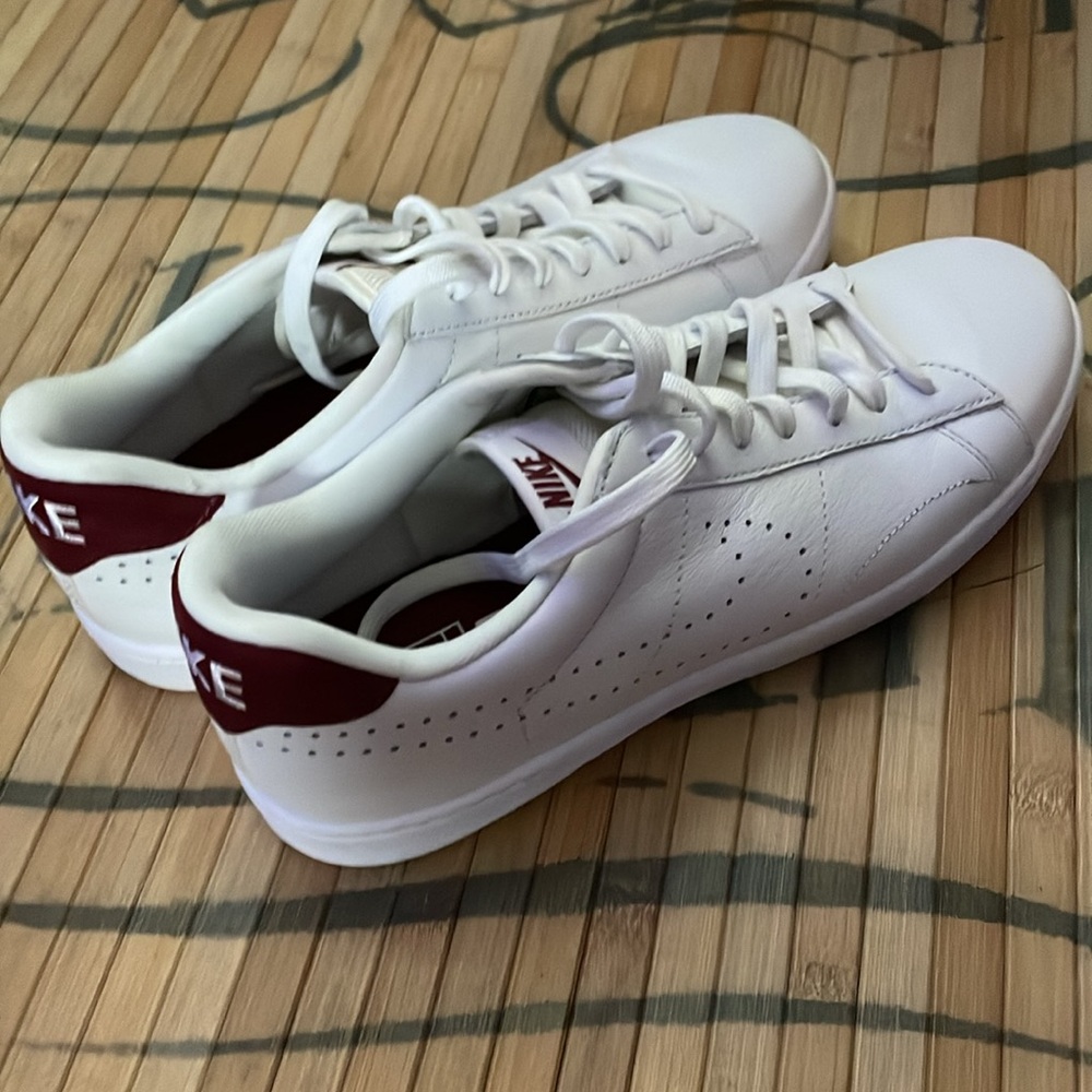 NIKE leather tennis shoes